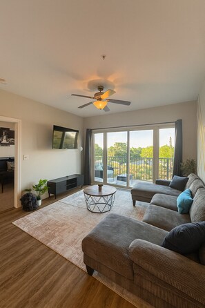 TV - Across from UAB | Spacious 2BR Retreat 3b (Birmingham)