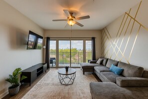 TV - Across from UAB | Spacious 2BR Retreat 3b (Birmingham)