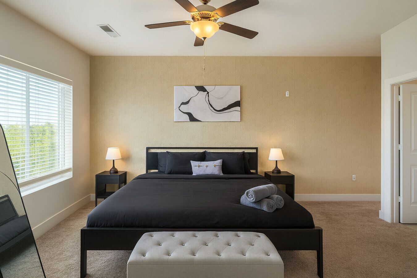 2 habitaciones, escritorio y tabla de planchar con plancha 