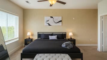 2 soveværelser, skrivebord, strygejern/strygebræt, weekendseng