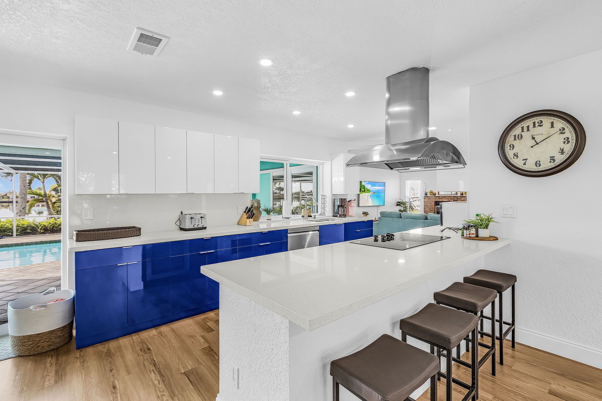 Refrigerador, microondas, horno y lavavajillas 