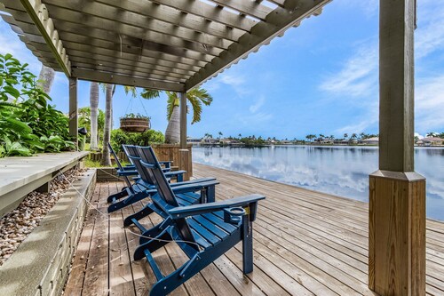 Villa Dolphin – Waterfront at 8-Lakes Area
