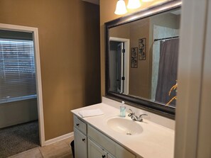 Tina de hidromasaje, toallas, papel de baño 