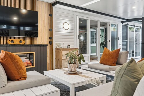 Ellie's Grand Escape - Sleeps 10, Pool, Spa, Amazing!