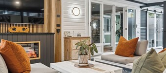 Ellie's Grand Escape - Sleeps 10, Pool, Spa, Amazing!