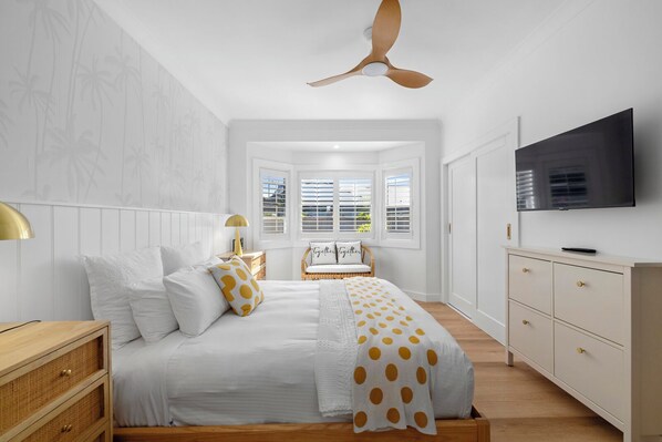 5 bedrooms, desk, iron/ironing board, bed sheets