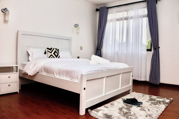 2 bedrooms, iron/ironing board, internet, bed sheets