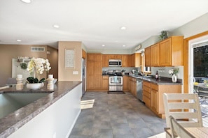 Private kitchen - Country retreat that sleeps ten minutes from MSU (DeWitt)