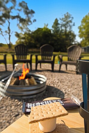 Property grounds - Country retreat that sleeps ten minutes from MSU (DeWitt)