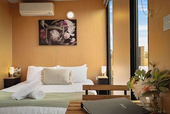 1 bedroom, bed sheets