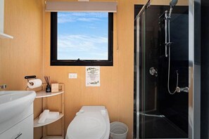 Dusj, hårføner og håndklær