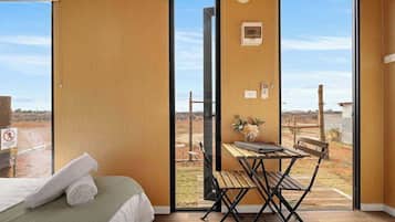 1 bedroom, bed sheets