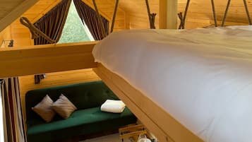 1 bedroom, bed sheets