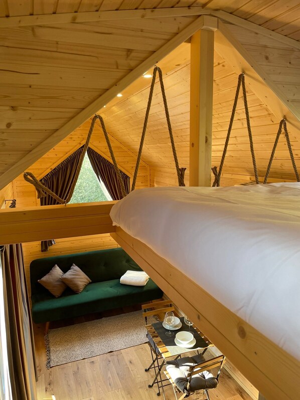 1 bedroom, bed sheets