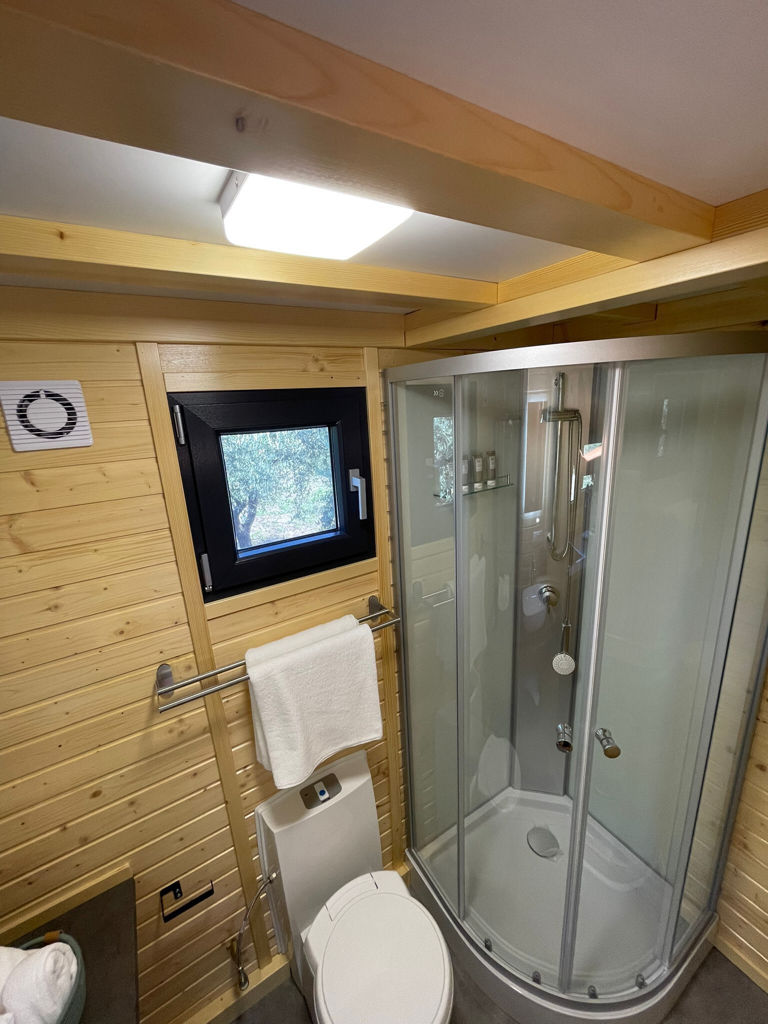 Een douche, een haardroger, handdoeken