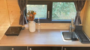 Fridge, stovetop, coffee/tea maker, toaster