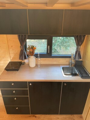 Réfrigérateur, surface de cuisson, cafetière-théière, grille-pain