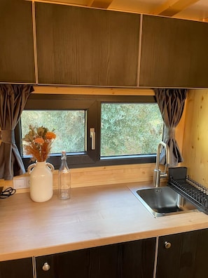 Réfrigérateur, plaque de cuisson, cafetière/bouilloire, grille-pain