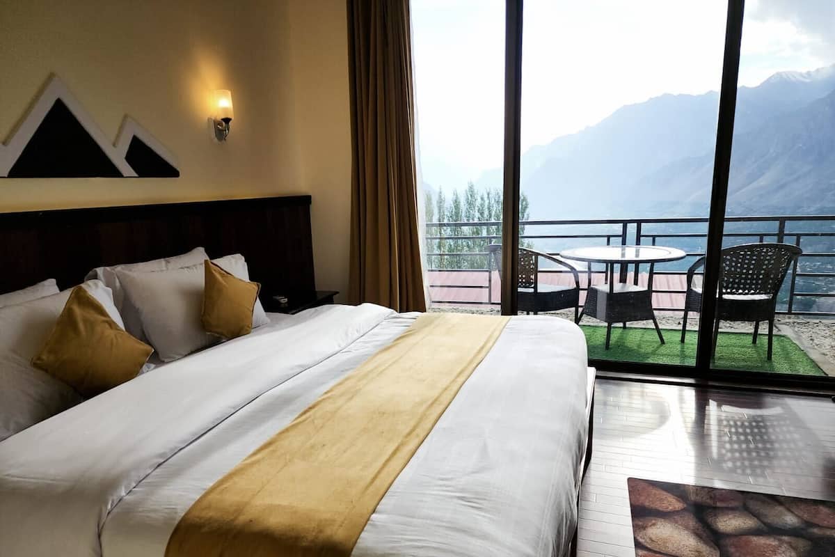 خزنة داخل الغرفة وتجهيزات عازلة للصوت ومكواة/لوح كي