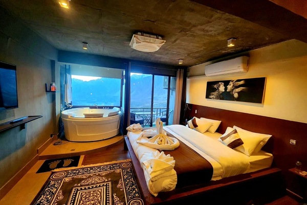 Honeymoon Suite | In-room safe, soundproofing, iron/ironing board (on request)