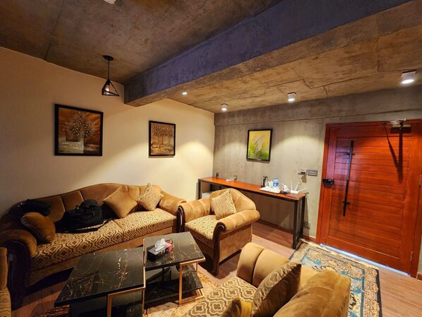 خزنة داخل الغرفة وتجهيزات عازلة للصوت ومكواة/لوح كي