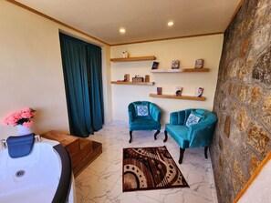 خزنة داخل الغرفة وتجهيزات عازلة للصوت ومكواة/لوح كي