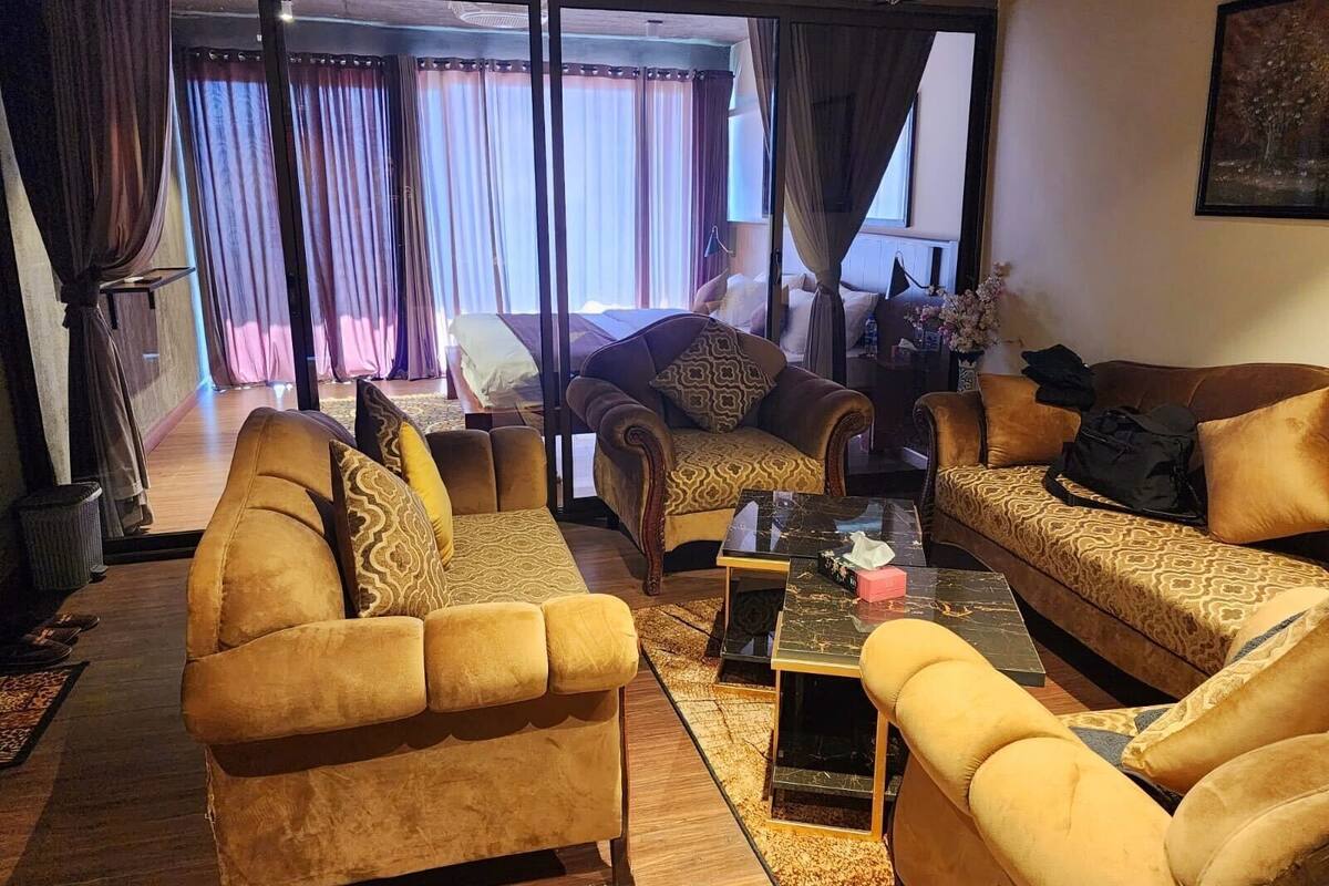 خزنة داخل الغرفة وتجهيزات عازلة للصوت ومكواة/لوح كي