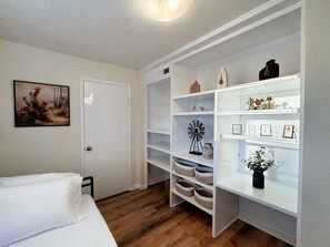 3 chambres, bureau, fer et planche à repasser, lit de bébé portatif