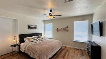 3 bedrooms, desk, iron/ironing board, travel crib