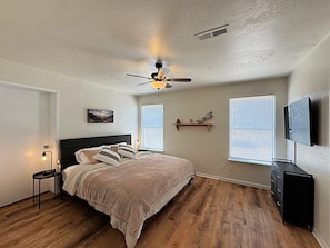 3 bedrooms, desk, iron/ironing board, travel cot