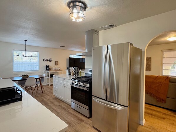 Kjøleskap, mikrobølgeovn, ovn og kokeplater