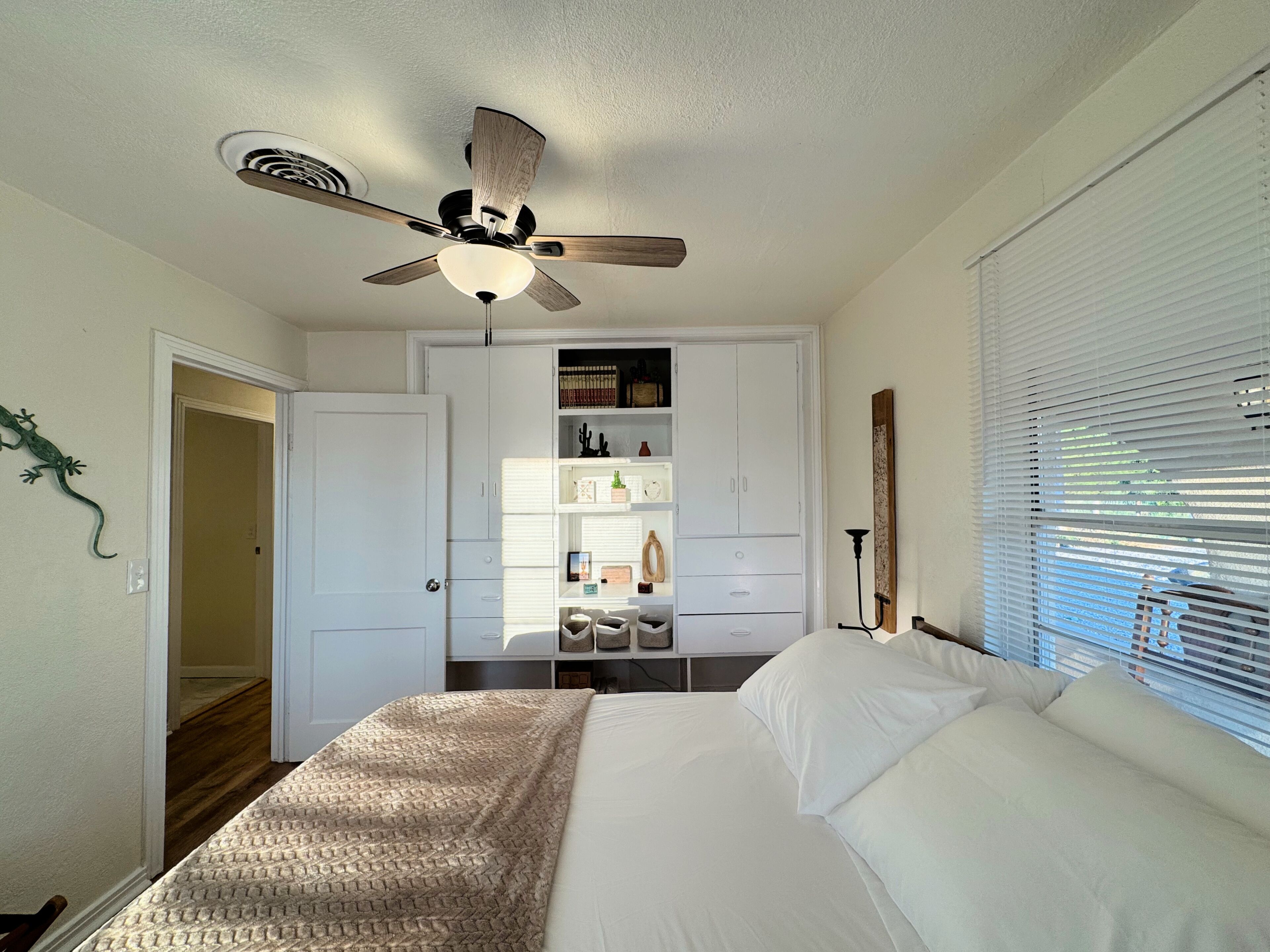 3 habitaciones, escritorio y tabla de planchar con plancha 