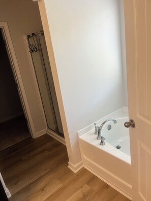 Hair dryer, towels, toilet paper - Spacious 4-bedroom home, short drive to Auburn University (Opelika)
