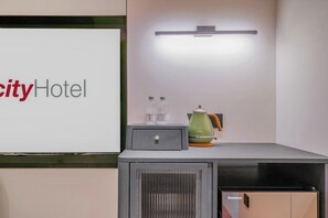 Escritorio, espacio para trabajar con laptop y wifi gratis