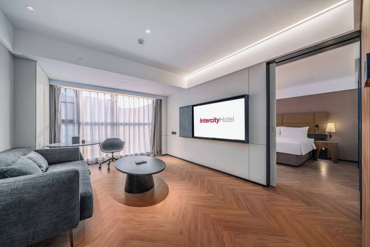 Exclusive Suite | Desk, laptop workspace, free WiFi