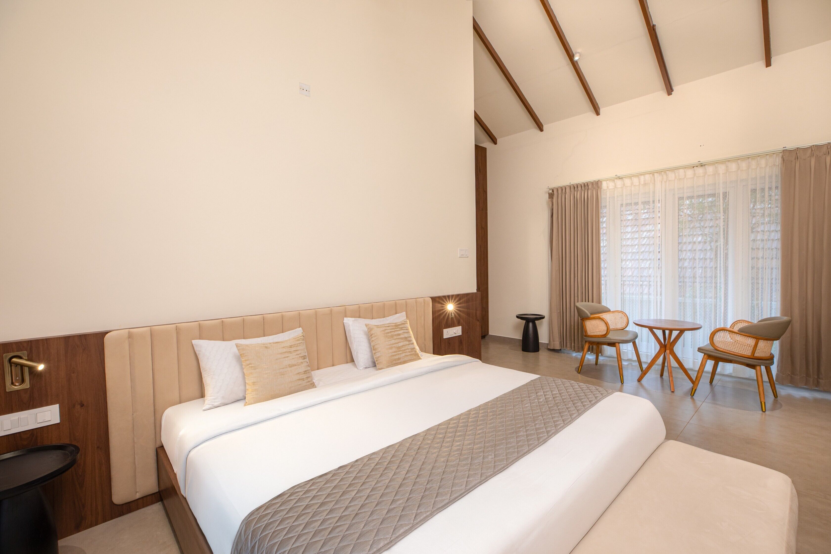 Escriptori, cortines opaques i roba de llit 