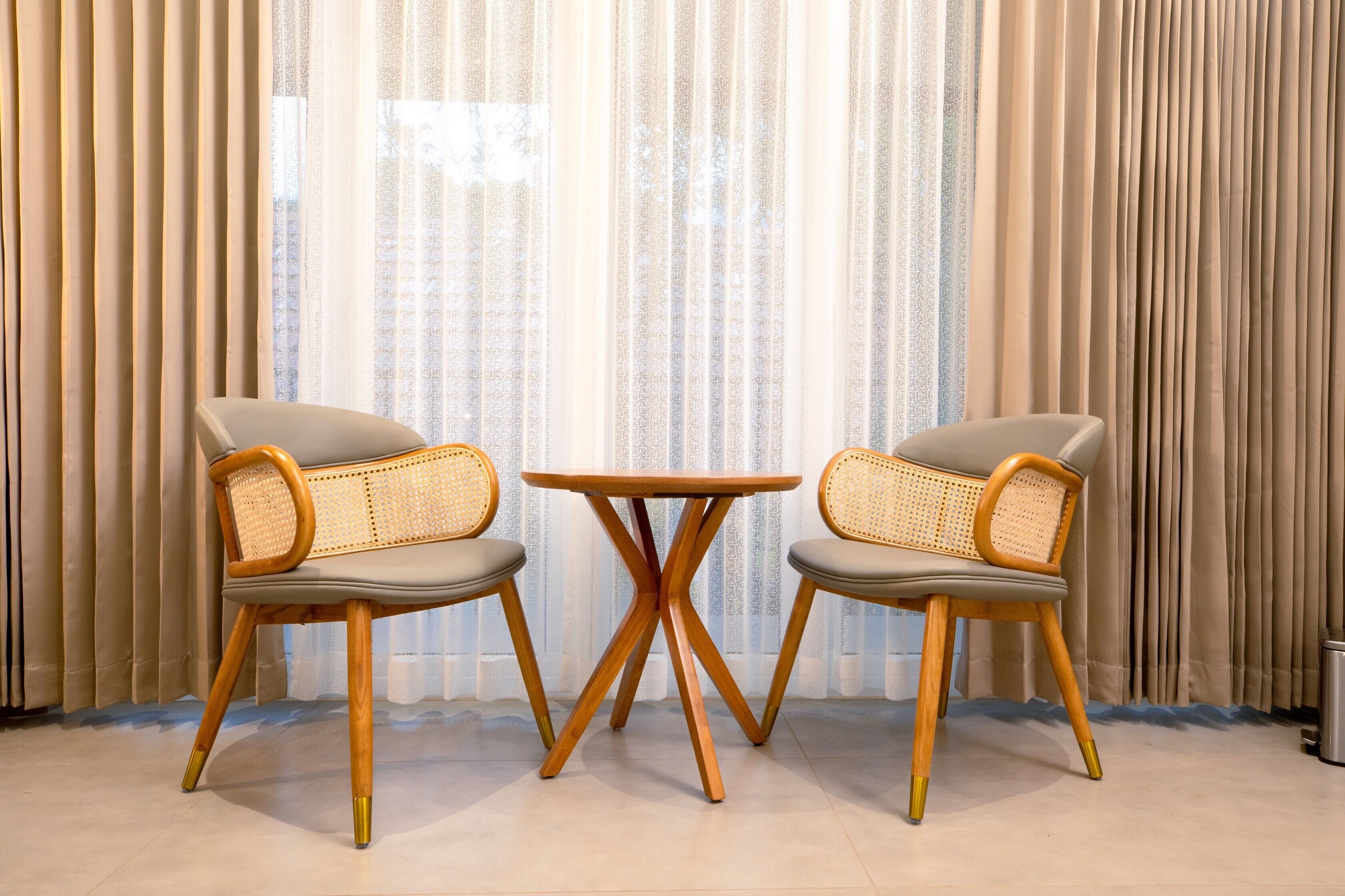 Deluxe Room, Garden View | Desk, blackout drapes