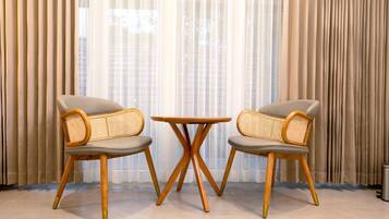 Deluxe kamer, uitzicht op tuin | Een bureau, verduisterende gordijnen