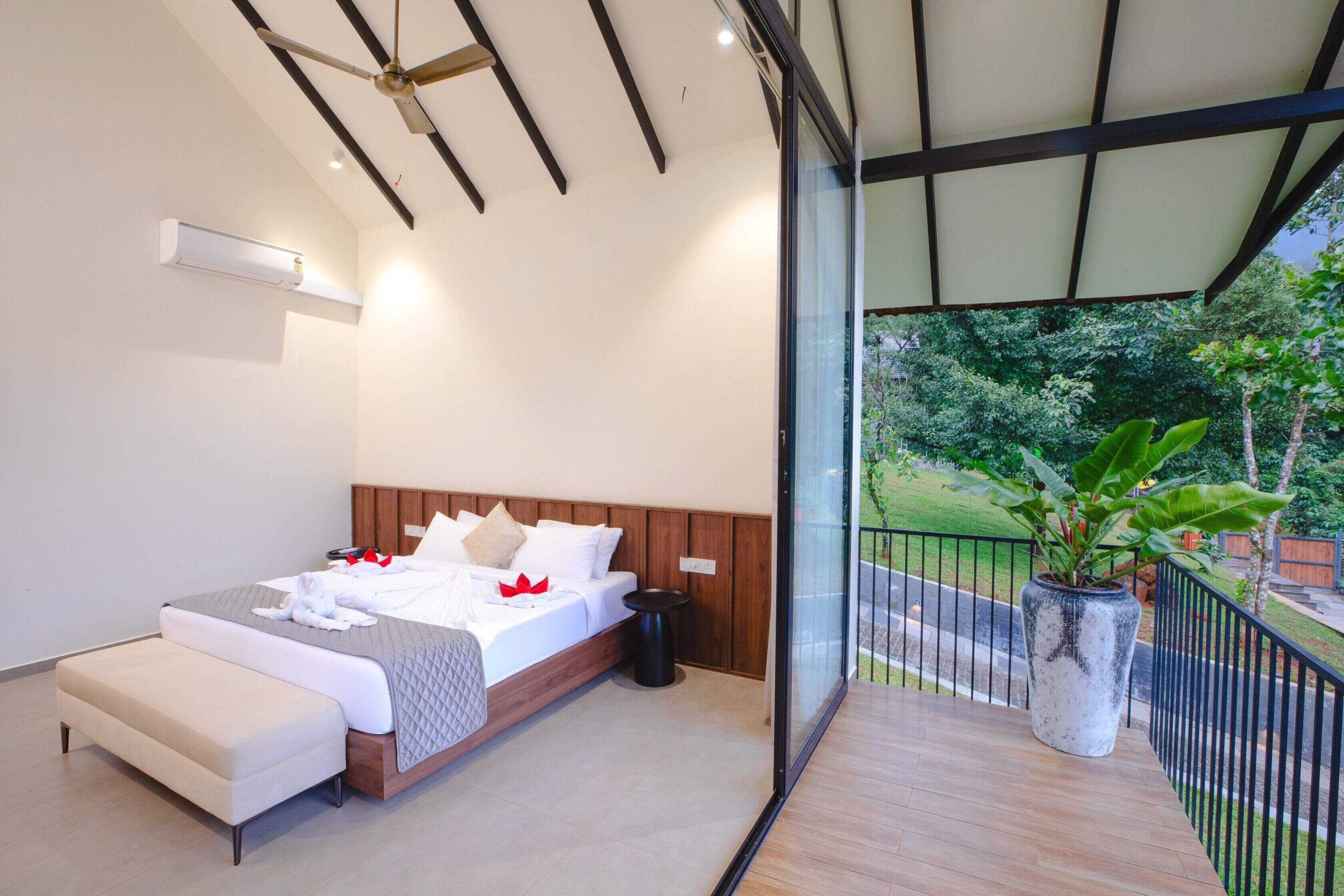 Villa Grand, piscina privada | Escritorio, cortinas opacas, ropa de cama