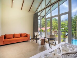 Studiosvit för familj | Skrivbord, mörkläggningsgardiner och sängkläder