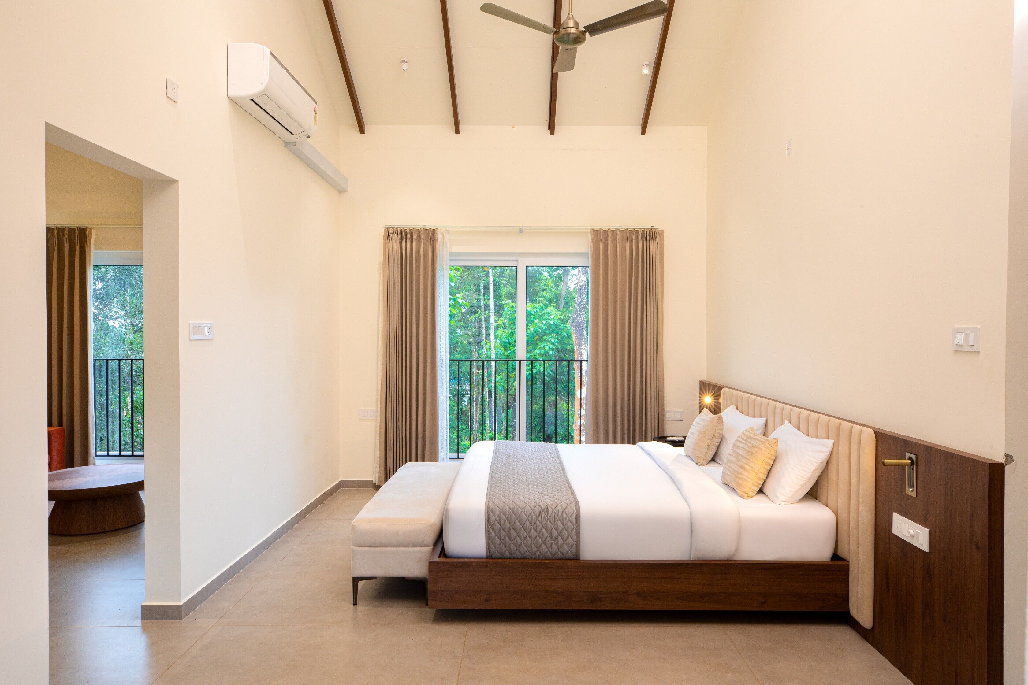 Deluxe Room, Garden View | Desk, blackout curtains