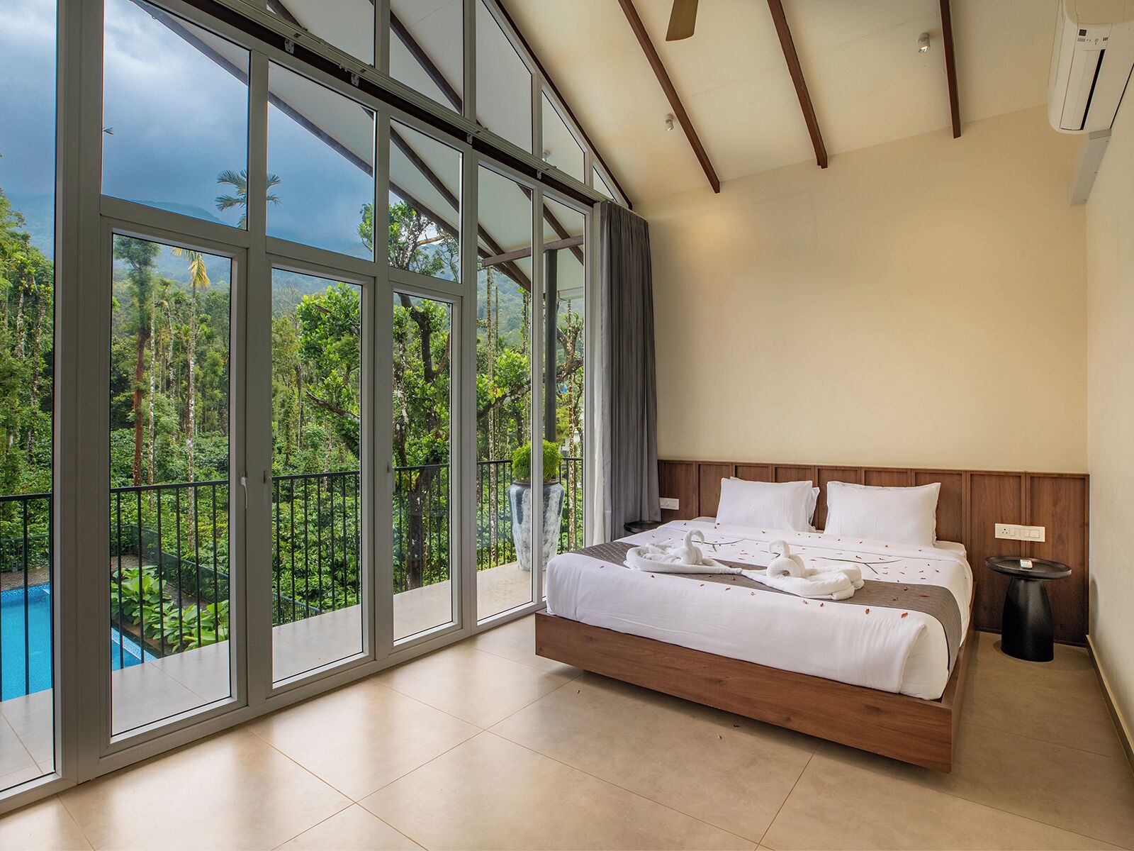 Bureau, rideaux occultants, draps fournis