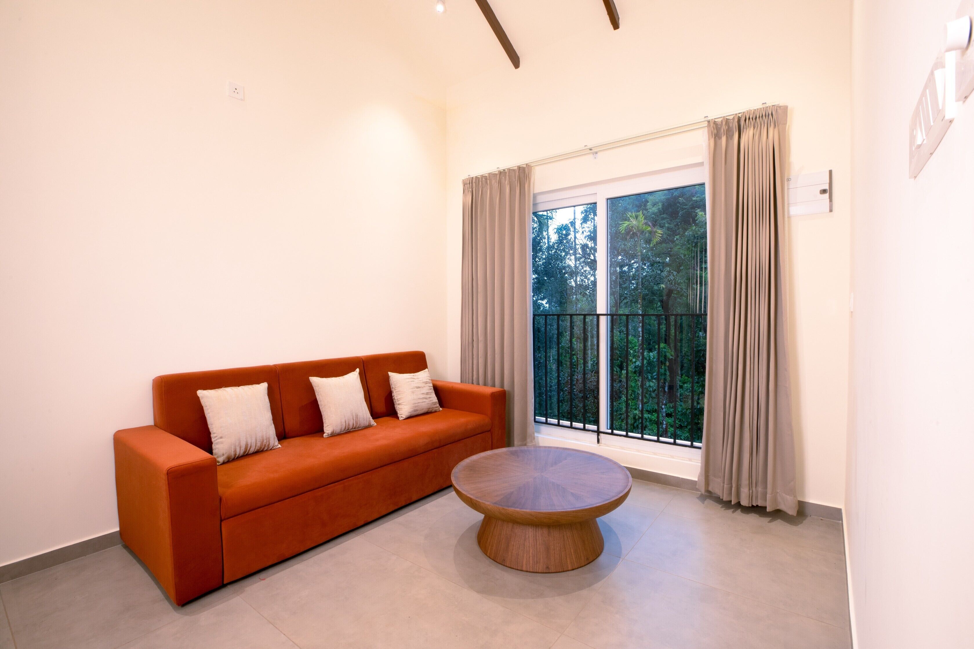 Bureau, rideaux occultants, draps fournis