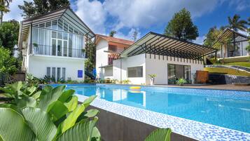 Hồ bơi ngoài trời