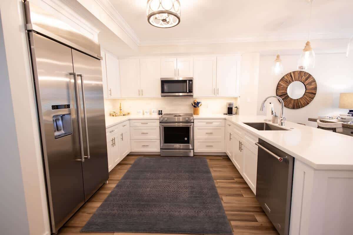 Refrigerador, microondas, horno y parrilla de estufa 