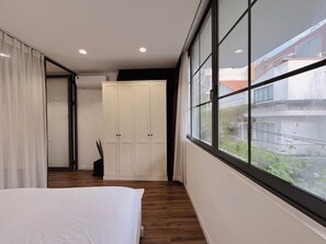 Apartamento superluxo, 1 quarto, sacada, no jardim | Escrivaninha, Wi-Fi de cortesia, roupa de cama