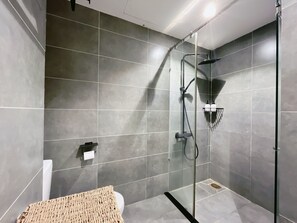 Shower, rainfall showerhead, free toiletries, hair dryer - PIN GEM Boutique (Ho Chi Minh)