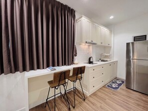 Estúdio standard, cozinha, vista para o jardim | Escrivaninha, Wi-Fi de cortesia, roupa de cama