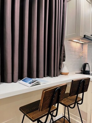 Standard Studio, Kitchen, Garden View | Desk, free WiFi, bed sheets
