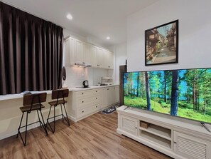 Estúdio standard, cozinha, vista para o jardim | Escrivaninha, Wi-Fi de cortesia, roupa de cama